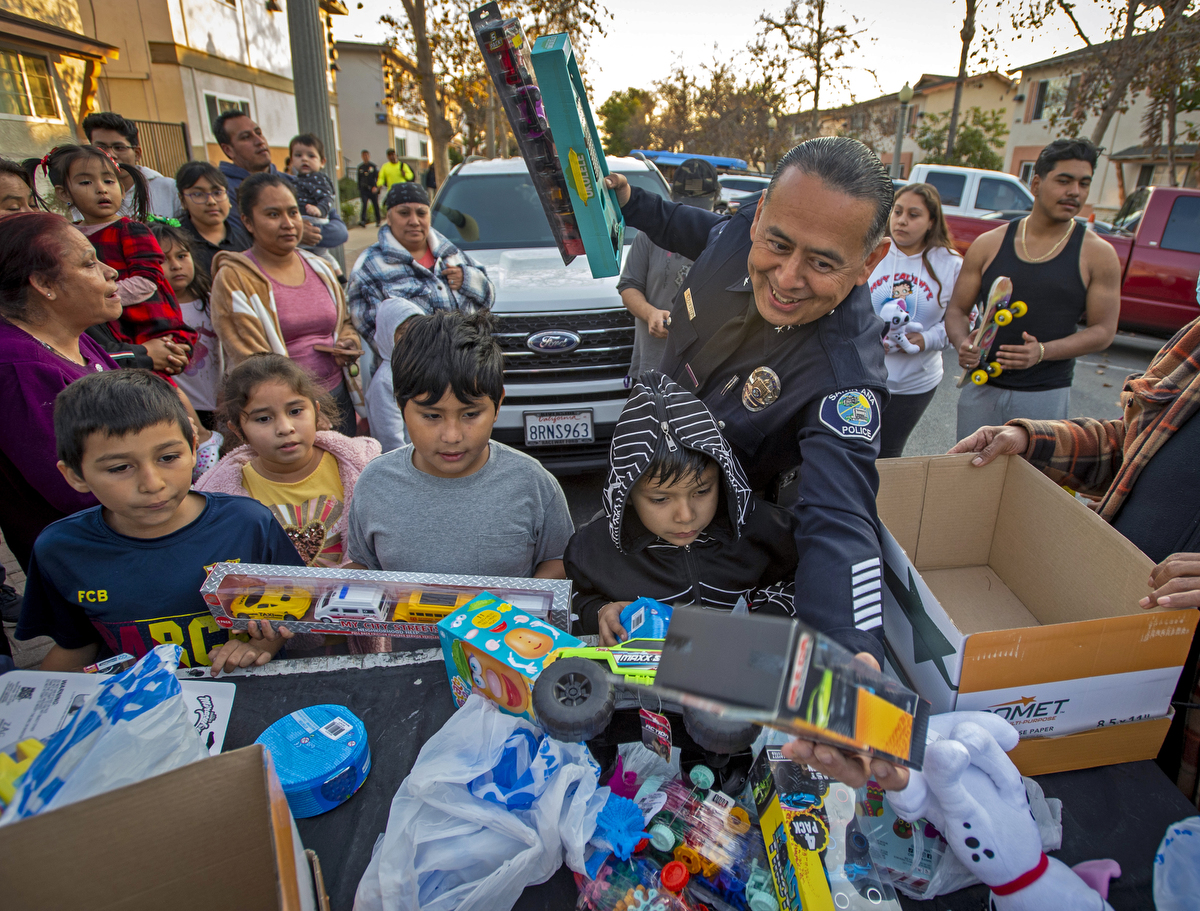 Unannounced gift giveaway by Santa Ana police a hit with neighborhood kids  - Behind the Badge