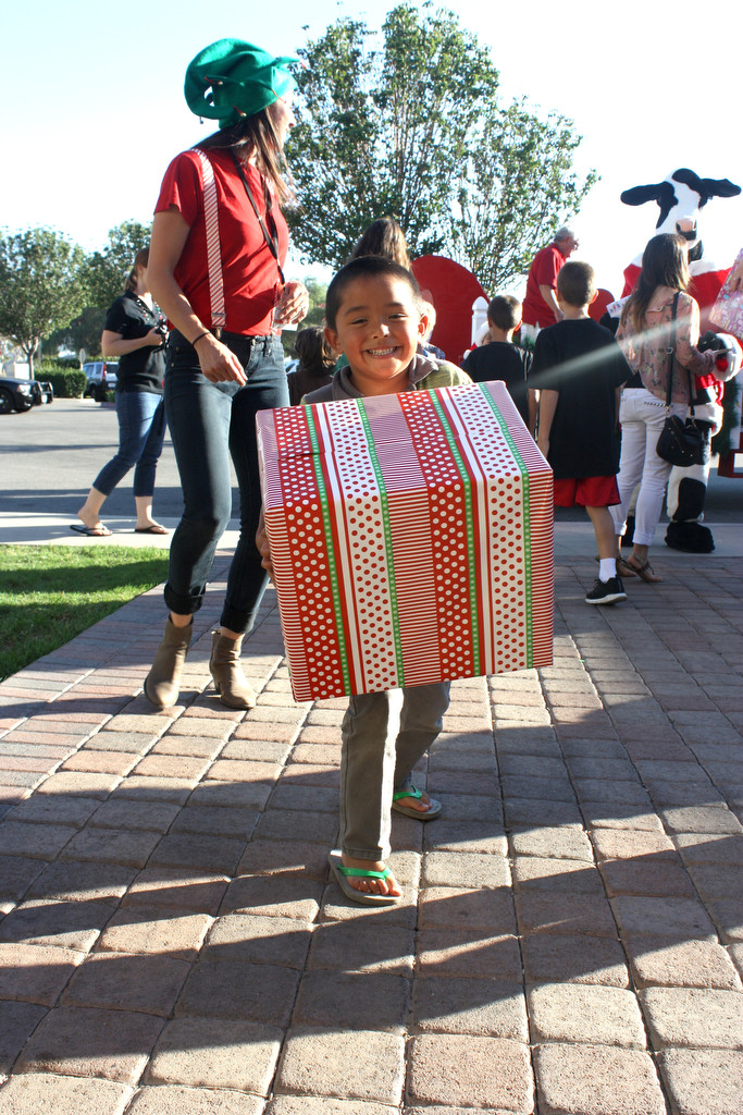 After receiving their presents, children were all smiles at the Orange County Rescue Mission's Christmas in July event. Photo: Behind the Badge OC. 