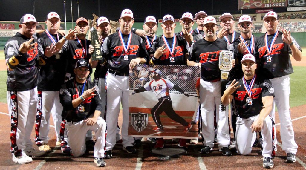 World Series champions, Florida-based 3N2/D2E Lawmen, pose with a picture of their teammate, John Scollo. Players held up three fingers to honor Scollo, who took his own life May 25. The team played in memory of him and ended up claiming their first championship. Photo courtesy PoliceSoftball.com. 