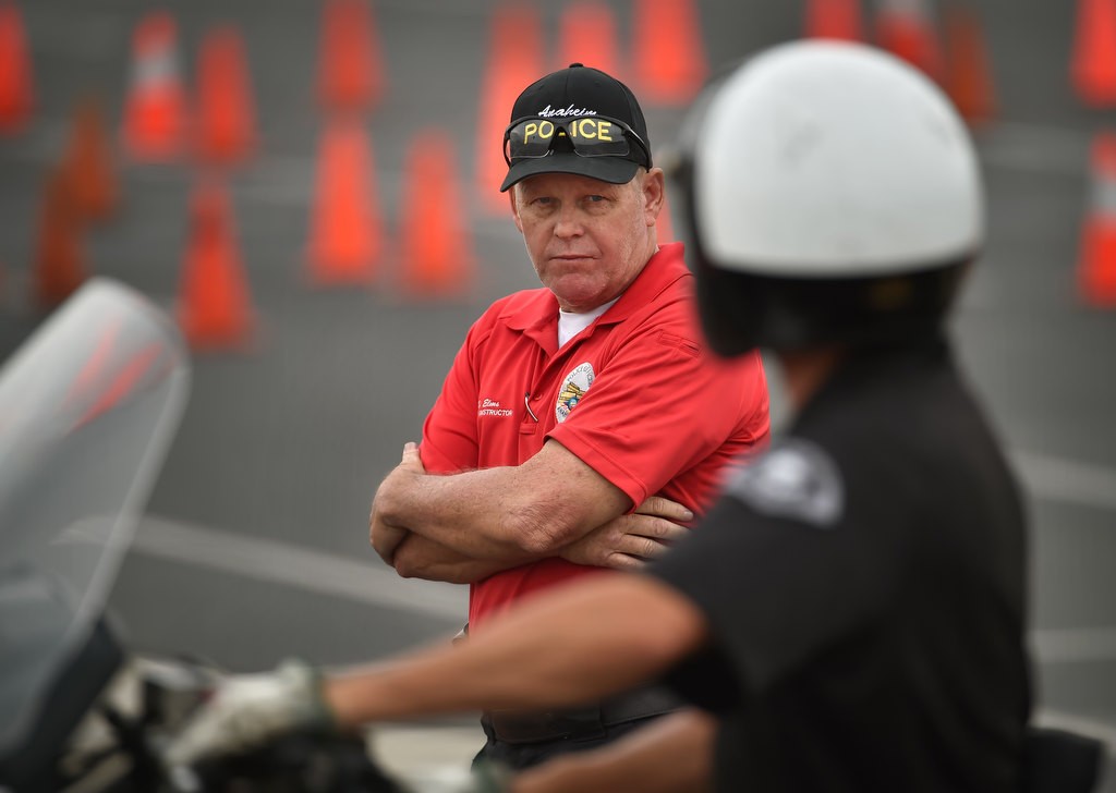 Anaheim PD Motor Instructor Doug Elms keeps an eye on students as they run through the Incline Pullout course during Anaheim PD’s motor school. Photo by Steven Georges/Behind the Badge OC