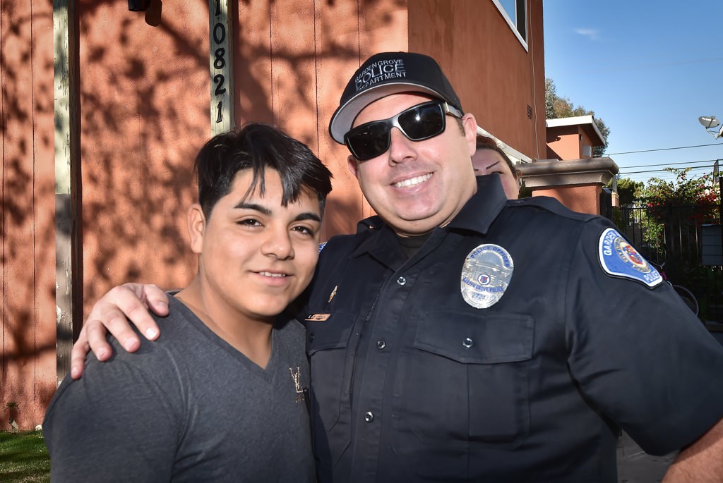 Garden Grove Officer Steve Estlow with the local kids of the Palma Vista neighborhood. Photo by Edilson Cruz (Palma Vista kid)